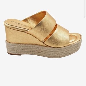 Andre Assous
Add glamor to your outfit by donning the pretty and goldtone